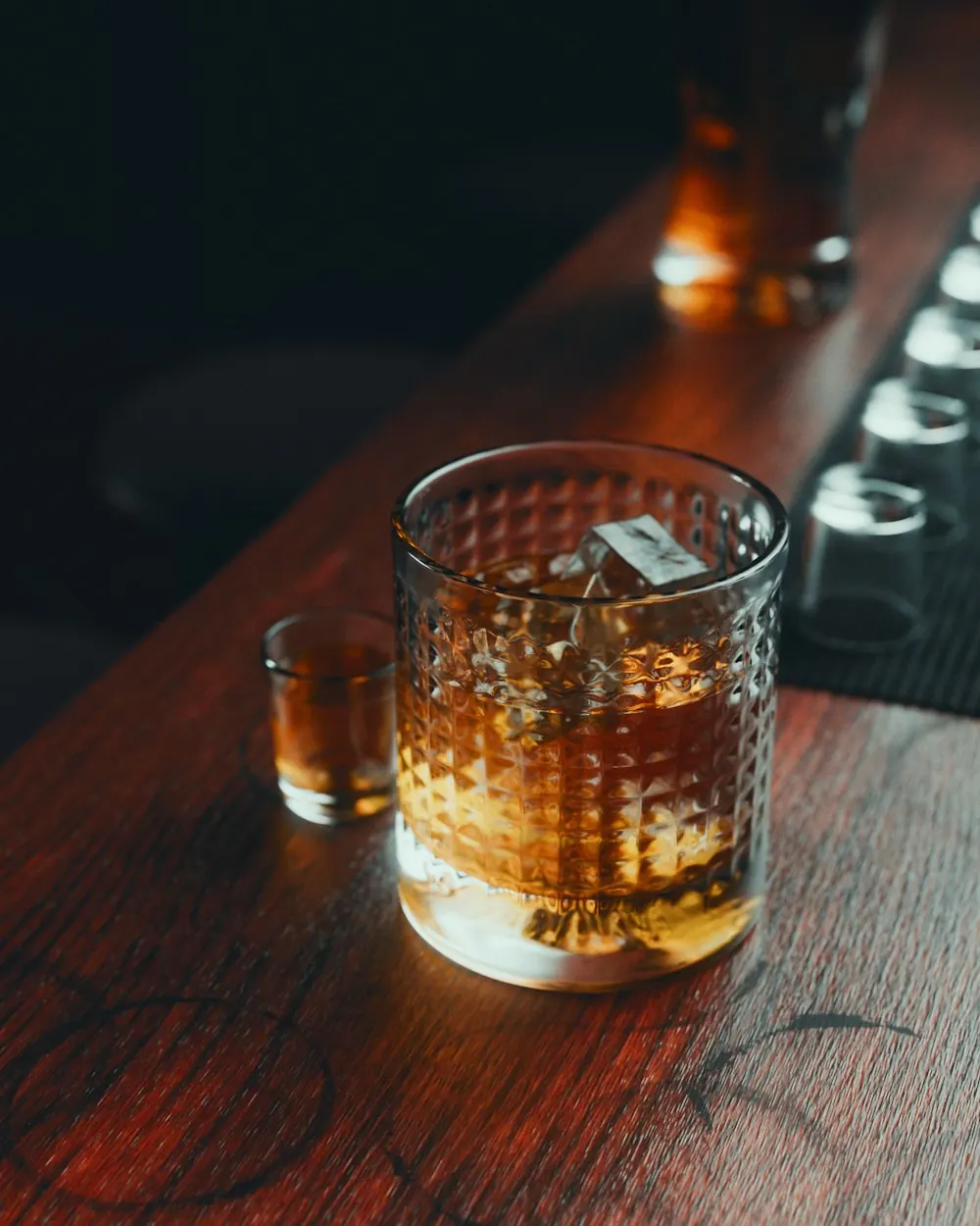 Un verre de bourbon sur glace posé sur le bar